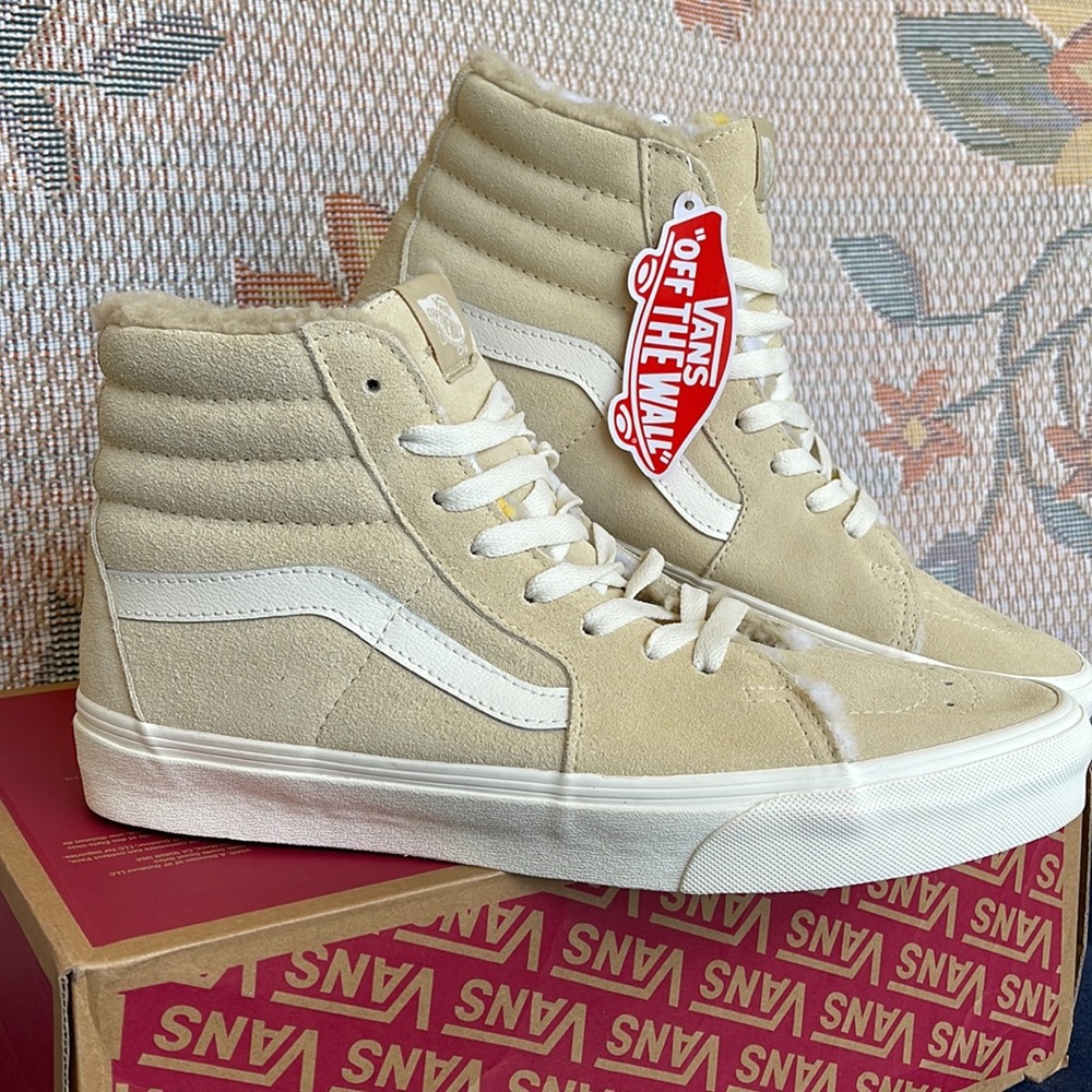 Vans WMNS Sk8-Hi
Cozy Hug Biscotti
VN0A7Q5NBVV
Sneakers - Picture 7 of 16